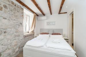Postel nebo postele na pokoji v ubytování Two Friends Dubrovnik Palace