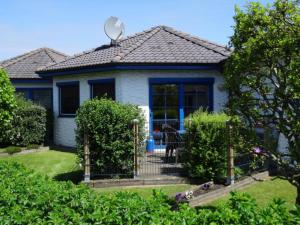 a house with a fence in the yard at Strolchi in Dorum-Neufeld