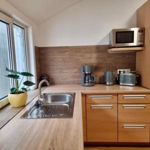 a kitchen with a sink and a microwave at Ferienwohnung Fleiger 5 in Achim Zentrum in Achim