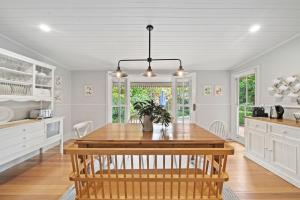Una cocina con una mesa de madera y un comedor. en Brechin Cottage, en Blackheath