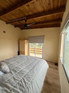 una camera da letto con un letto grande e una finestra di Casa SHANTI a Chapadmalal