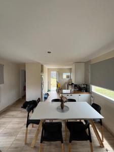 una cucina e una sala da pranzo con tavolo e sedie di Casa SHANTI a Chapadmalal Altre 13 foto