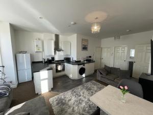 Kuchyň nebo kuchyňský kout v ubytování De'Parys - Sleeps 6! Great for large group of people