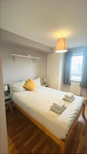 Postel nebo postele na pokoji v ubytování Central Spacious Retreat Close to Royal Mile with Full Fibre Wi-fi & Free Parking + 19 fotografií