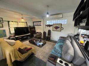 a living room with a couch and a television at Recanto Paz in Balneario Barra do Sul