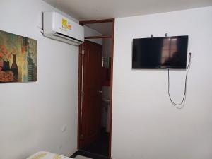 TV a/nebo společenská místnost v ubytování Casablanca Hostel Cali B&B