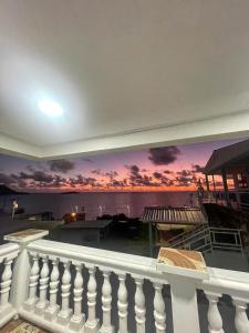 Rõdu või terrass majutusasutuses Posada Three Cay Suites