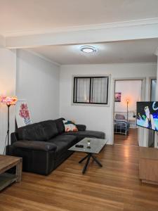 Χώρος καθιστικού στο Cozy Stays - 15 mins to Airport & 500m to Train