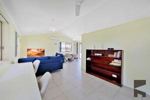 Posezení v ubytování 6 McColm Court, Bargara