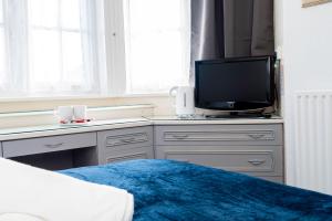 TV a/nebo společenská místnost v ubytování Rising Sun Hotel + 37 fotografií