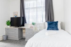 TV a/nebo společenská místnost v ubytování Rising Sun Hotel