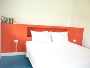 Tempat tidur dalam kamar di Maneemudjalin Resorts Farm Stay