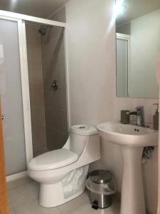 メキシコシティにあるHabitación con baño propio - CENTRO CDMXのトイレと洗面台を備えた白いバスルーム