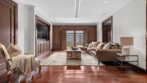 ein Wohnzimmer mit Sofa und Tisch in der Unterkunft Time Space in Pokolbin