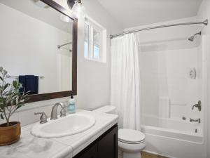 ソノマにあるSerene and Stylish 3BD 2,5BA House Near Wineriesの洗面台とトイレを備えた白いバスルーム +19枚の写真