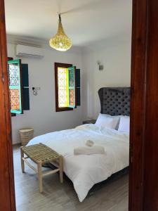 Postel nebo postele na pokoji v ubytování Riad Tayssir 4 Suites
