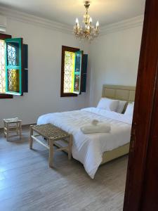 Postel nebo postele na pokoji v ubytování Riad Tayssir 4 Suites