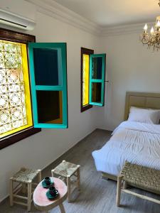 Postel nebo postele na pokoji v ubytování Riad Tayssir 4 Suites