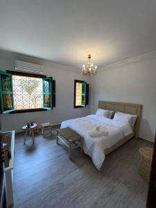 Postel nebo postele na pokoji v ubytování Riad Tayssir 4 Suites