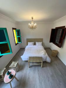 Postel nebo postele na pokoji v ubytování Riad Tayssir 4 Suites