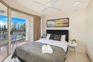 Postelja oz. postelje v sobi nastanitve Central Mooloolaba Beachfront Apartment - Located in Sandcastles Resort