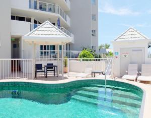 Bazén v ubytování Central Mooloolaba Beachfront Apartment - Located in Sandcastles Resort nebo v jeho okolí