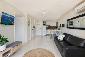 Kuhinja oz. manjša kuhinja v nastanitvi Central Mooloolaba Beachfront Apartment - Located in Sandcastles Resort