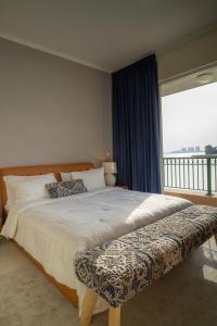 Postel nebo postele na pokoji v ubytování Luxury Chalet at Pearl Qatar
