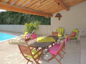 Πισίνα στο ή κοντά στο House in Vaison La Romaine with Heated Pool