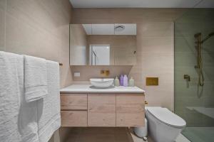 Ένα μπάνιο στο Family-Friendly 3BR - Steps from the Beach +12 φωτογραφίες