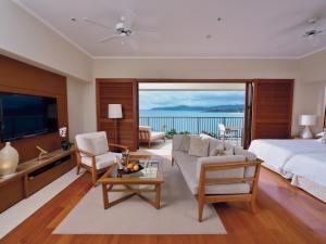 The Terrace Club Wellness Thalasso At Busena客房内的一张或多张床位
