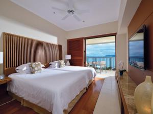 The Terrace Club Wellness Thalasso At Busena客房内的一张或多张床位