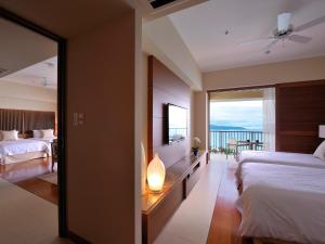The Terrace Club Wellness Thalasso At Busena客房内的一张或多张床位