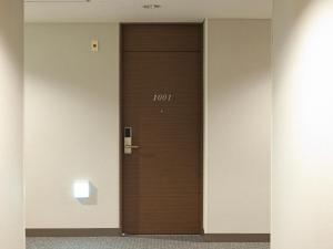 a hallway with a door leading to a bathroom at Hotel Mielparque Tokyo in Tokyo