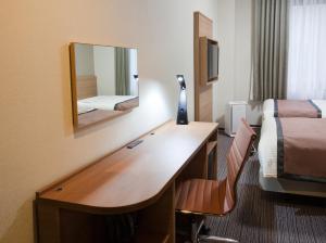 a hotel room with two beds and a mirror at Hotel Mielparque Tokyo in Tokyo