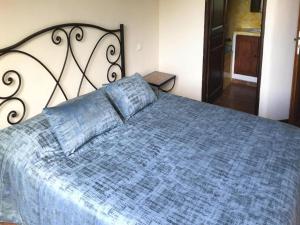 una camera da letto con un letto grande con un piumone blu di Apartment in Corsica near Sandy Beach a Favone
