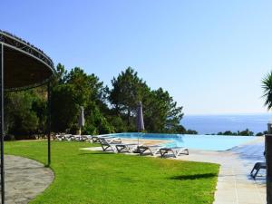 una piscina con un mucchio di sedie e un gruppo di immagini di Apartment in Corsica near Sandy Beach a Favone