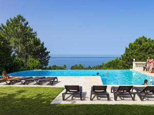 una piscina con sedie e persone in acqua di Apartment in Corsica near Sandy Beach a Favone Altre 8 foto