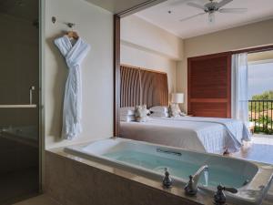 The Terrace Club Wellness Thalasso At Busena客房内的一张或多张床位