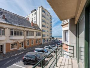 een balkon met auto's geparkeerd op een straat met gebouwen bij Apartment in Koksijde near the Sea in Koksijde +33 foto's