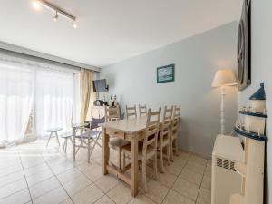 Een TV en/of entertainmentcenter bij Apartment in Koksijde near the Sea

