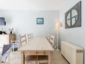 Een zitgedeelte bij Apartment in Koksijde near the Sea