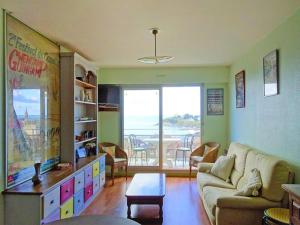 un salon avec un canapé et une table dans l'établissement Apartment in St Quay near Seven Beaches, à Saint-Quay-Portrieux