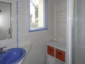 Ένα μπάνιο στο Holiday Home in Portbail near Sandy Beach +30 φωτογραφίες