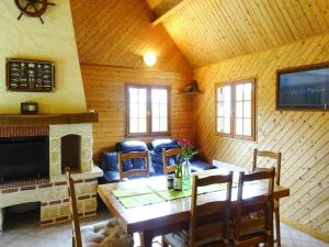 comedor con mesa y chimenea en Wooden House by Beach near Barneville, en Denneville