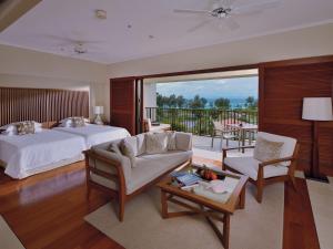 The Terrace Club Wellness Thalasso At Busena客房内的一张或多张床位