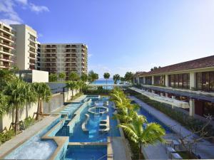 名户The Terrace Club Wellness Thalasso At Busena的度假村游泳池的俯视图