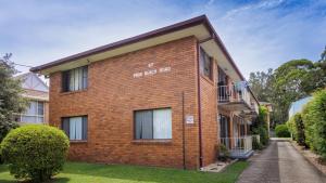 un edificio de ladrillo con un cartel en el costado en Breeze on Park, en Coffs Harbour