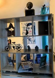 una mensola grigia con una bicicletta sopra di Appart moderne REVE BLEU Hypercentre Blois à 5 min Château a Blois