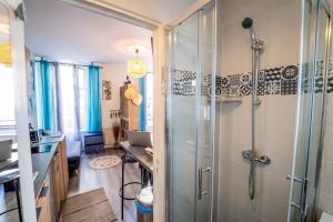 un bagno con doccia e lavandino di Appart moderne REVE BLEU Hypercentre Blois à 5 min Château a Blois